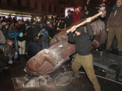 Ukrainians hack away at Kyiv's last remaining statue of Lenin